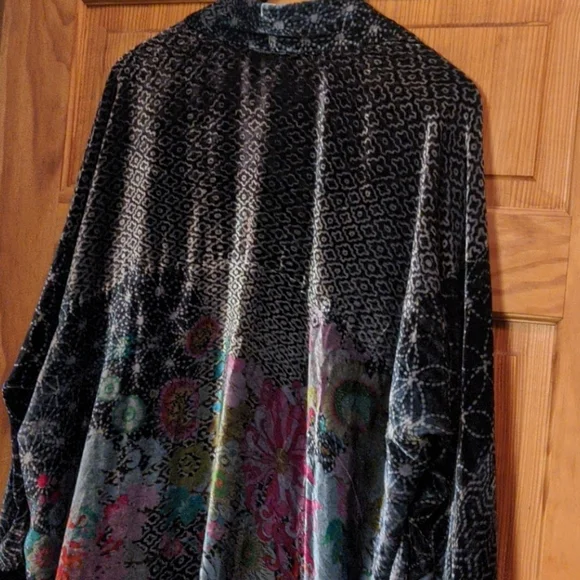 Johnny Was Elegant Black and Gray Velvet Kimono Open Cardigan - Picture 7 of 9